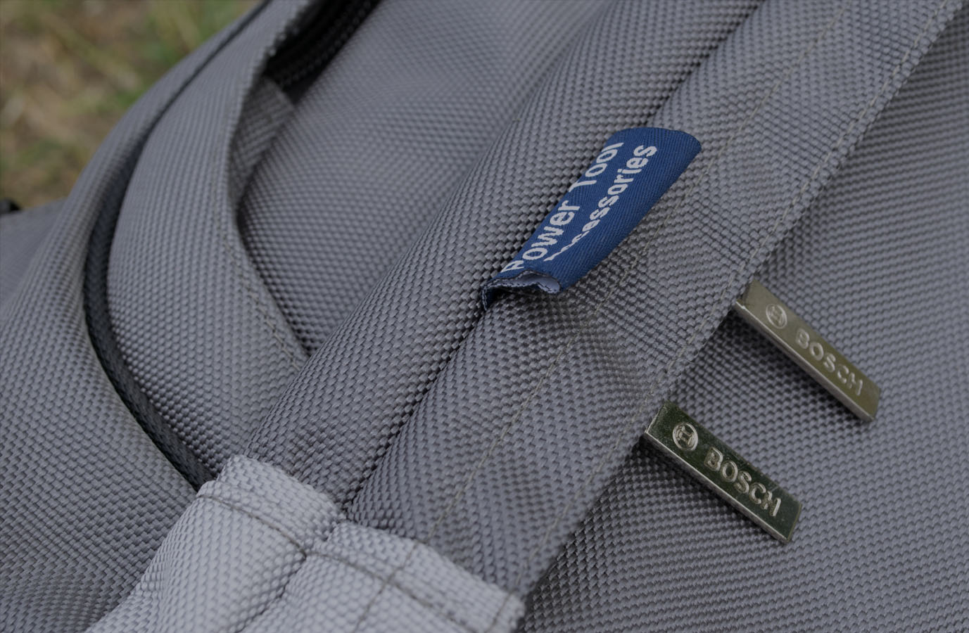 Nachhaltig produzierter Rucksack Nahaufnahme Logo eines nachhaltig produzierten Rucksacks
