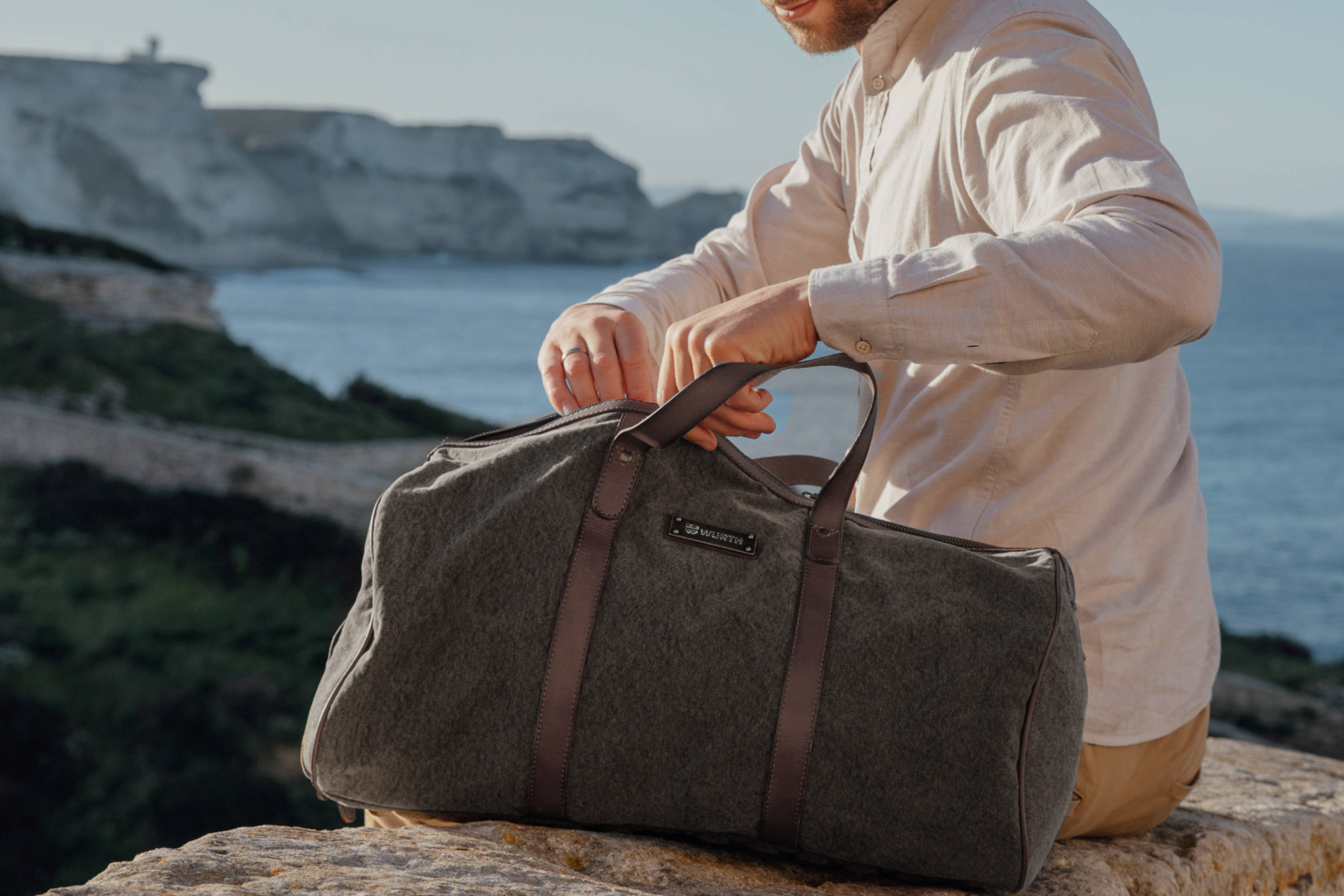 Nachhaltige Reisetasche mit Logo als Duffle Nachhaltige Reisetasche mit Logo als Duffle am Meer