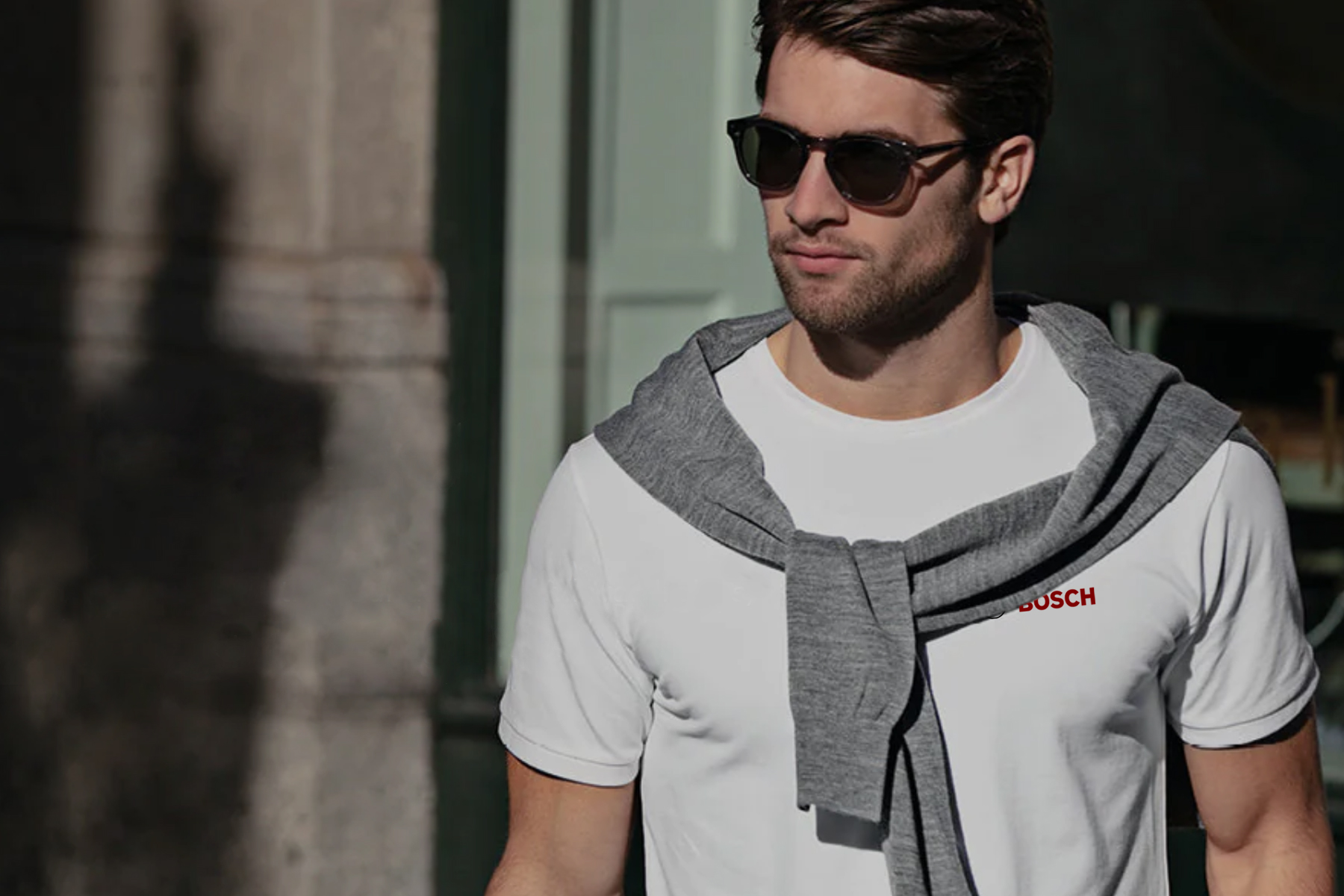 Nachhaltige T-Shirts bedrucken lassen – für jedes Budget Ein Mann trägt ein weißes Bosch-T-Shirt, das man wie alle nachhaltigen T-Shirts bedrucken lassen kann – für jedes Budget.