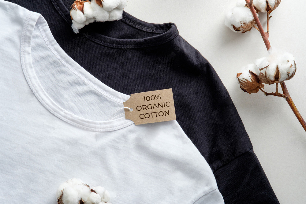 Nachhaltige T-Shirts bedrucken lassen nach GOTS Ein schwarzes und ein weißes nachhaltiges T-Shirt zum Bedrucken lassen nach GOTS