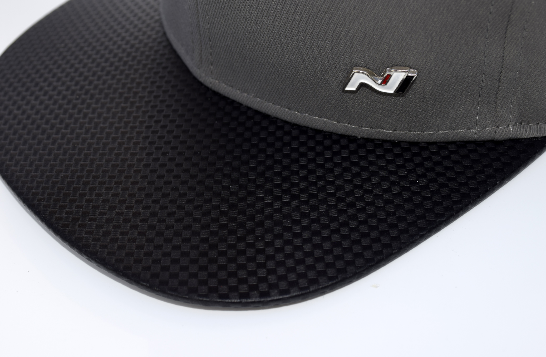 Nachhaltige Cap mit Logo in Carbonoptik Nachhaltige Cap mit Logo in Carbonoptik schwarz und silber